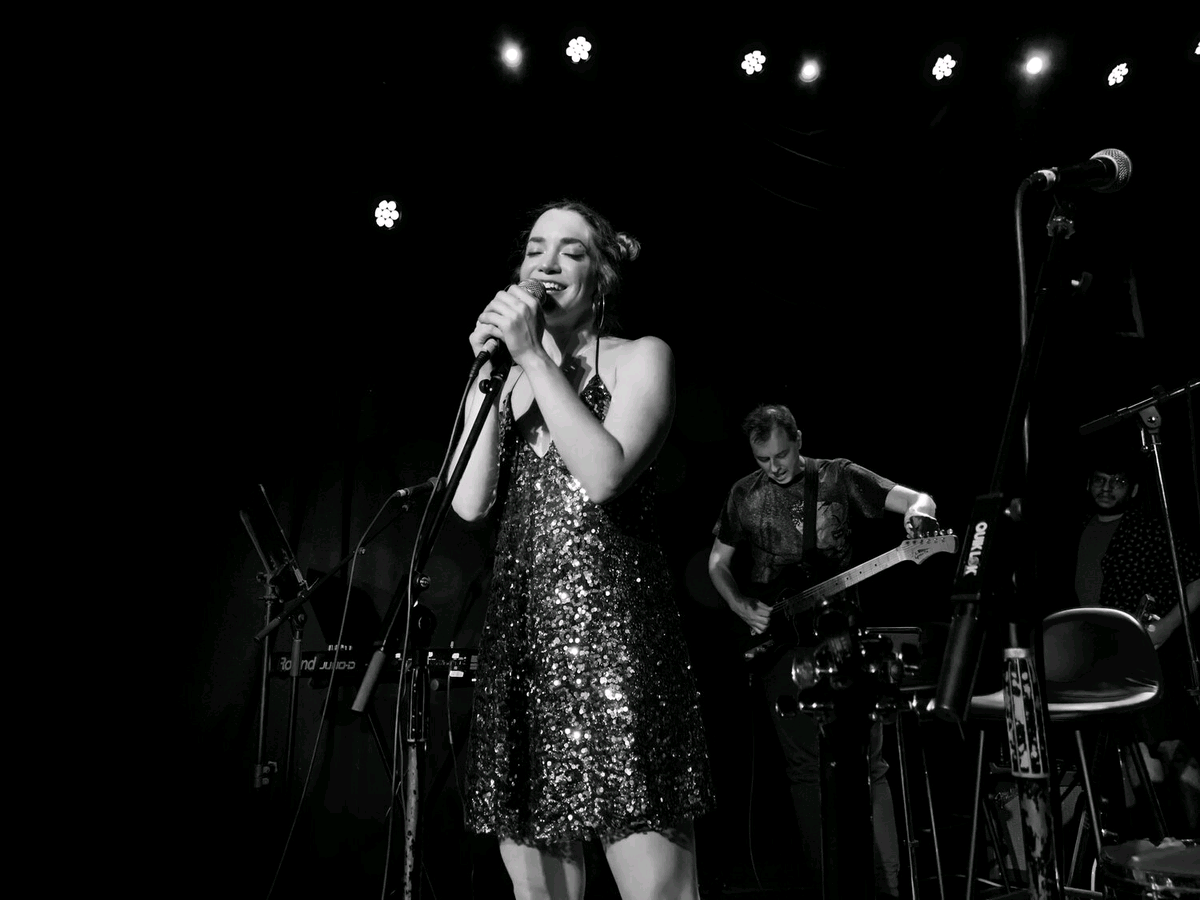 "El espectáculo transcurrió como un nudo que ella fue destejiendo ansiosa, con efusión y pureza". Así describe el show de <a href="/LaLauraGuevara/">Laura Guevara</a> en <a href="/dromnyc/">DROM</a> el poeta Juan Luis <a href="/Landaeta/">Juan Luis Landaeta</a>🎶🤩🙌🏼. La reseña completa aquí ✍🏼:

bit.ly/3iaYCca