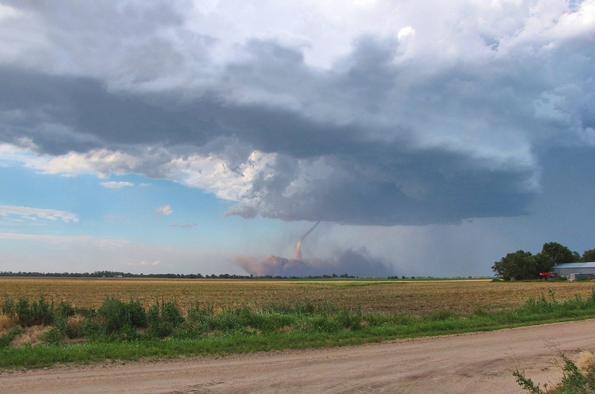 macho_diamond's tweet image. Obligatory Hutchinson day post on the 6-year anniversary of this amazing mesoscale accident. Still kick myself every time cause I wasn’t a great photographer at the time, but still pumped I was lucky enough to be there. Cape + boundaries will do it. 
#kswx #toty #hodos