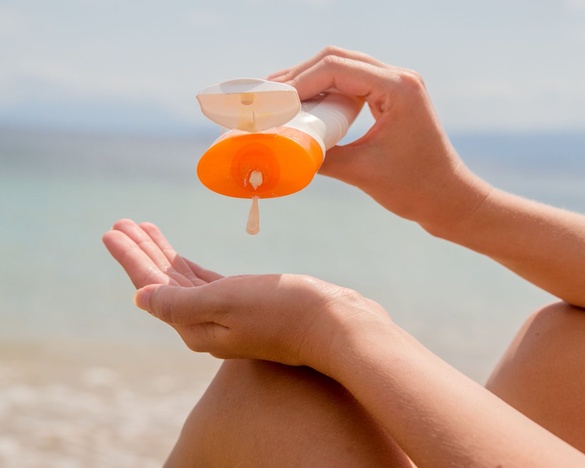 ap_derm's tweet image. Have you read our blog article on choosing sunscreen? There&apos;s so many options. Let our #skincare experts guide you and help you avoid the common mistakes made with #sunscreen. Check those expiration dates! 

bit.ly/3hu8RJ8