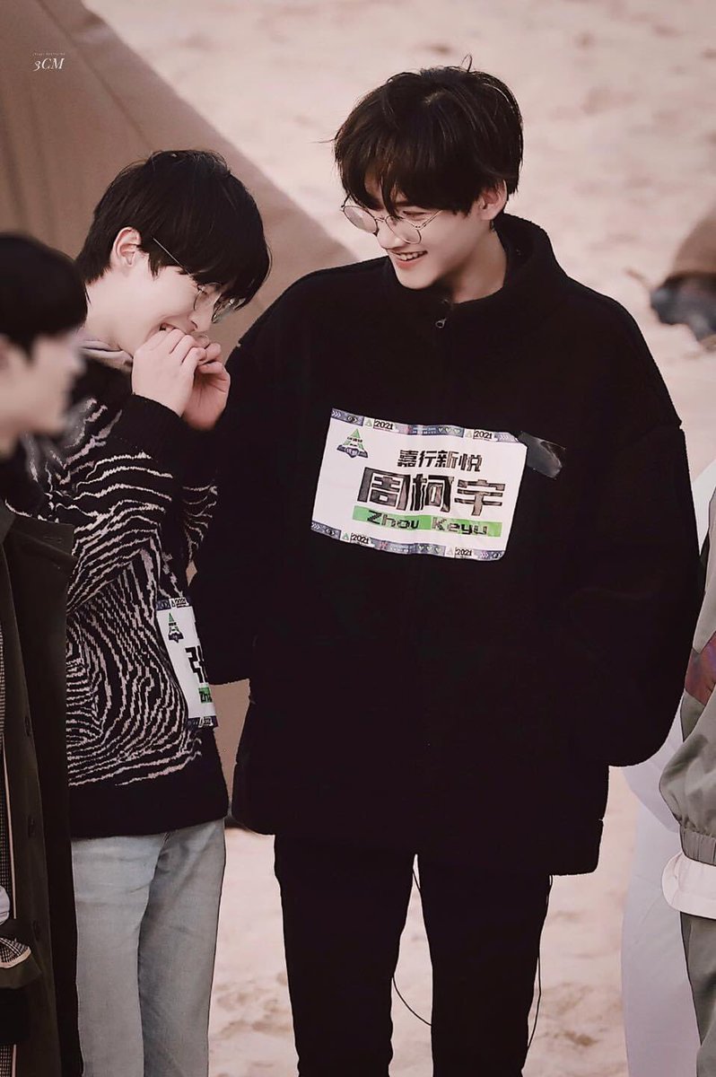 OoAstronaut's tweet photo. Trừi ưi moment ở bãi biển hôm lần đầu gặp nhé 🤩🤩🤩 chính chiếc moment này đã đưa tôi lên thuyền =))) https://t.co/Tmb4AUc0MG