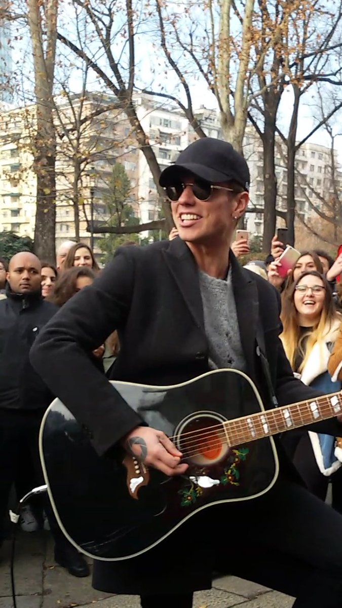 holdmegray's tweet photo. @Benji_Mascolo il tuo sorriso dice tutto. qua eravamo fuori dalla Warner a cantare "buona fortuna" appena uscita...ricordo di aver bigiato scuola ed essere stata al freddo tutto il giorno x voi... ❤️ https://t.co/b0uShK7hdU