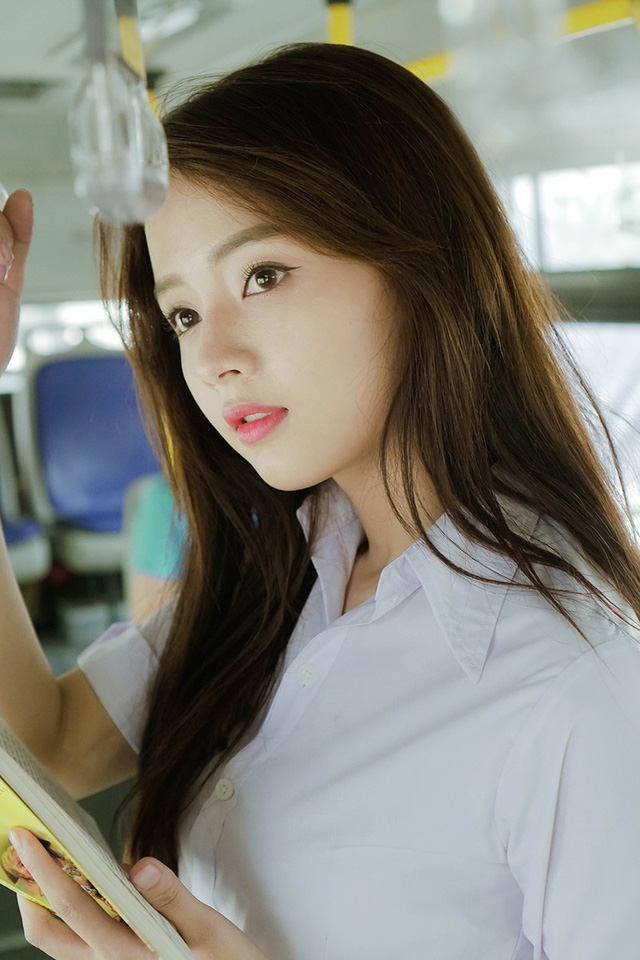 Một ngày anh có thể không gọi điện và nhắn tin cho em lúc thức dậy và trước khi đi ngủ, nhưng hãy tin rằng không ngày nào là không mở đầu và kết thúc với ý nghĩ về em.