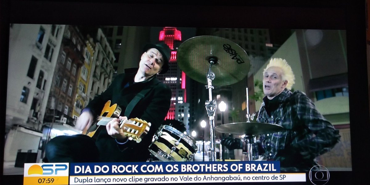 marceloplacerda's tweet photo. #BDSP Bom dia. Muito bacana este clipe Brothers Of Brazil com Supla e seu irmão João gravado no Vale do Anhangabaú e o belo Edifício do Farol Santander ao Fundo. #brothersagain https://t.co/x7MiDUHUut