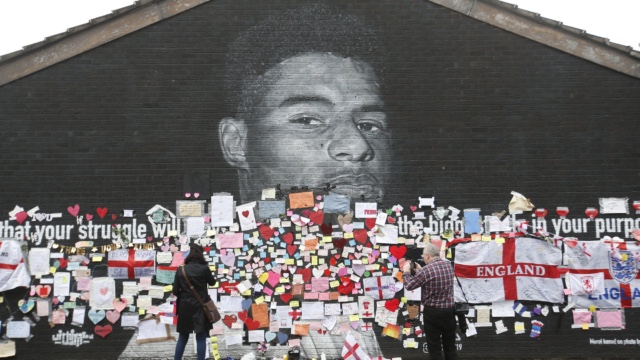 SammeraA's tweet photo. Marcus Rashford's mural, patched up with love after the loss of the game, and especially after the terrible hate, is healing. #Powerful Gesture! https://t.co/0q399FNTbM