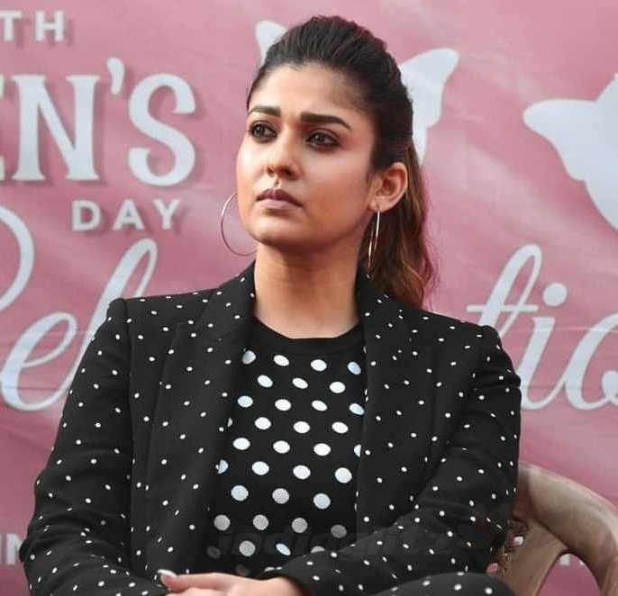 ursavian's tweet photo. All Other Actress Fandoms Compare Their Idols Only With Nayan🙄,Thus Clearly Shows How Much Of Stardom& Power My Lady Holds💯🙌❤ and Your Filthy Vayir Eruchals🤭Andha Pakkam Peruh maritey Irukum,Inga Orey Aal thaan!😌👑 #Nayanthara #OnlyQueen #LadySuperstar https://t.co/oOK5DlpcVX