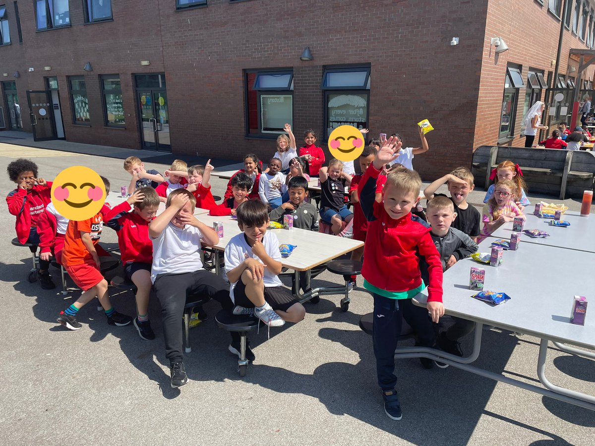 MissBarnes06's tweet photo. Picnic in the Sunshine ☀️ ☀️ https://t.co/jnpbUl0nEz