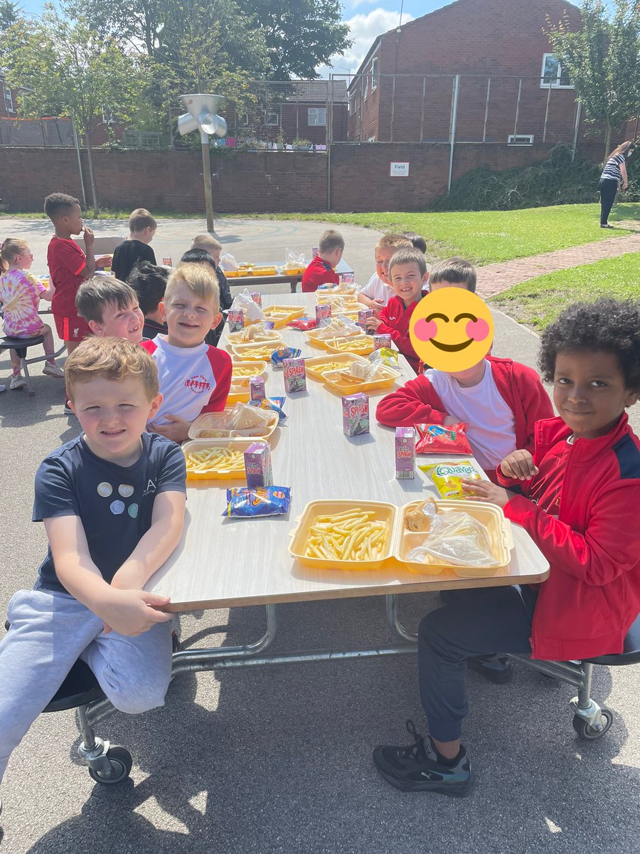 MissBarnes06's tweet photo. Picnic in the Sunshine ☀️ ☀️ https://t.co/jnpbUl0nEz