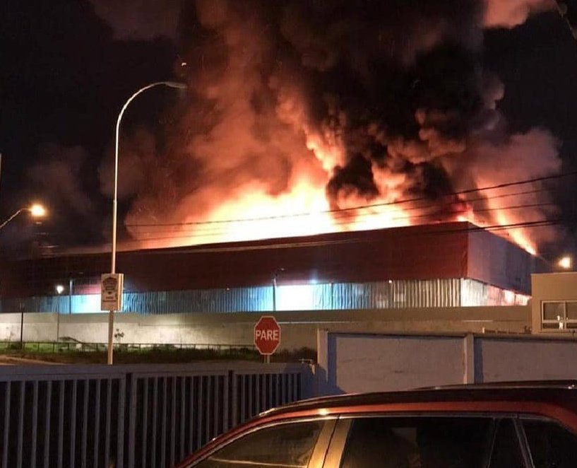 🔴 AHORA | Incendio industrial de grandes proporciones se registra en Coquimbo: Bomberos de la zona trabaja para combatir las llamas adn.fm/3wDylZ9