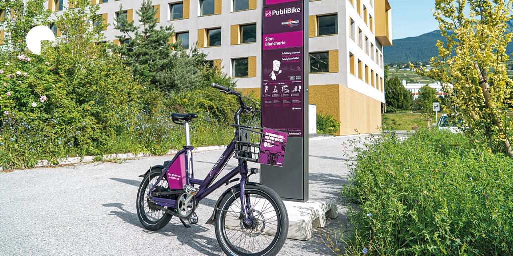Groupe_Mutuel's tweet photo. Le #GroupeMutuel s’engage pour la #mobilité douce en sponsorisant deux stations de vélos en libre-service @PubliBike (Sion+Villars-sur-Glâne). Ce partenariat bénéficie à tous nos collaborateurs qui peuvent désormais se déplacer à conditions préférentielles dans toute la #Suisse. https://t.co/0WdenSl5uY