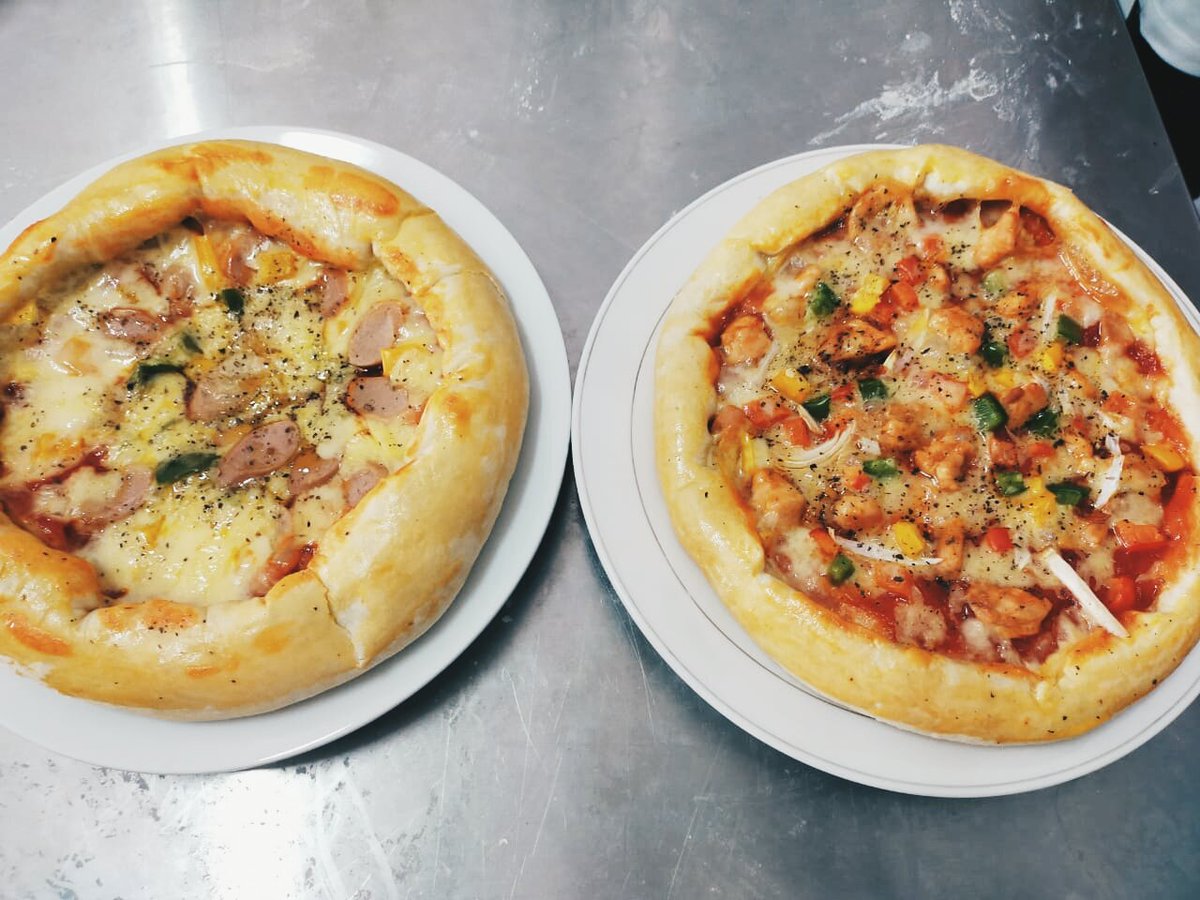 jaeeyukk's tweet photo. Terimalah pizza ini dari orang biasa, tapi cintaku padamu luar biasa ❤

#금손문선생_문쓰열무비빔국수_동치미국수
#금손문선생_문Punch화채
#금손문선생의_리얼피드백
#금손문선생
#금손문선생의_최고의요리비결
#MasterMOONChef https://t.co/PyRhUTs7Fe