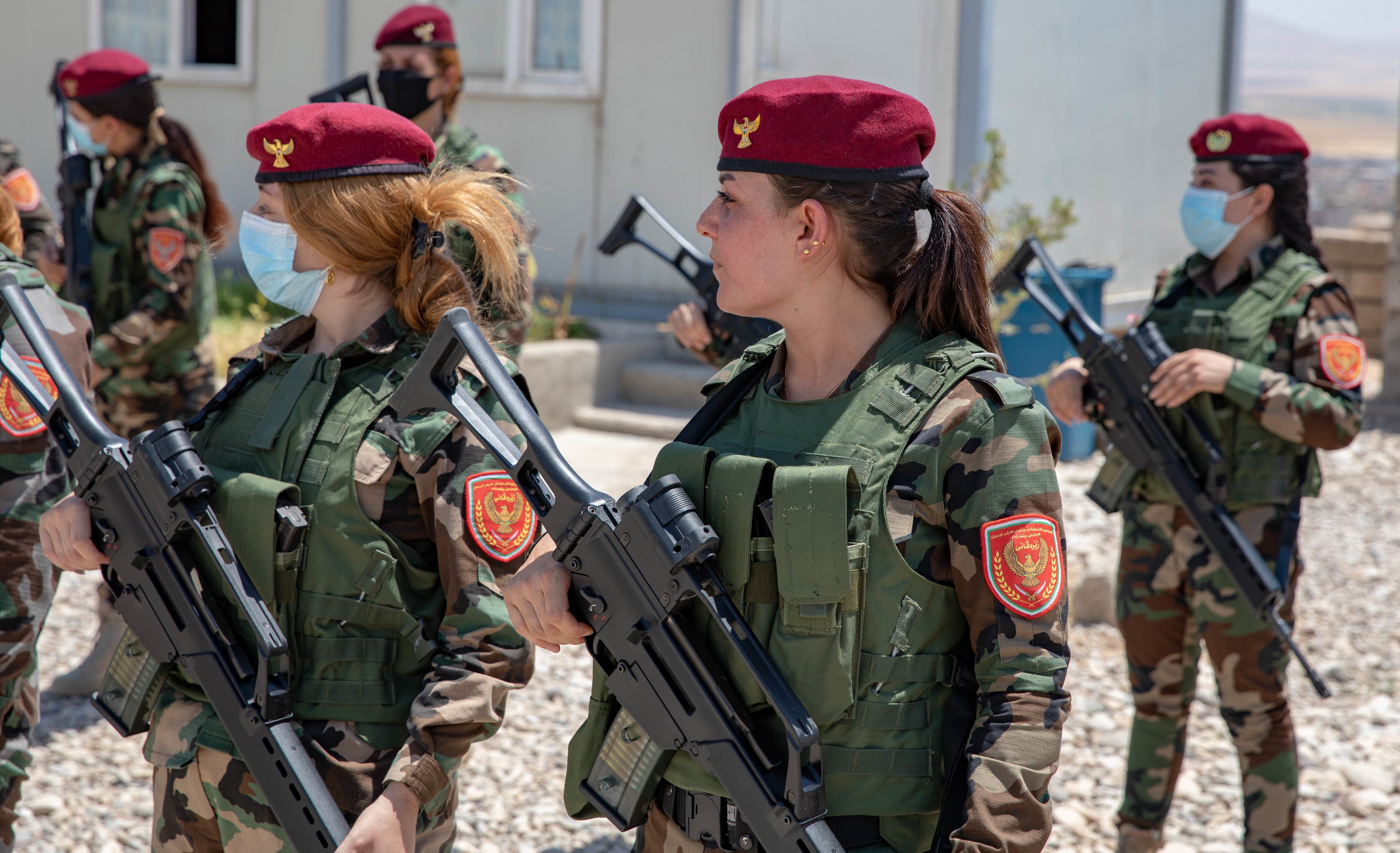 Southwood T Co Xloqqi6n3c ペシュメルガの女性兵士 の人がドイツからもらったg36という超かっこいい鉄砲を持っています T Co K2bijzvbdx Twitter