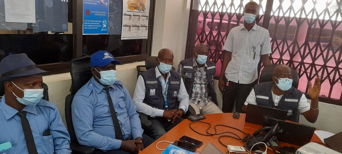 guinee_oms's tweet photo. #Sécurité #Routiere : Les #chauffeurs @guinee_oms renforcent leurs #capacites en #gestion du parc et #déplacements #sécurises pour les passagers. Un échange #mensuel est prévu sur le sujet. @kizerbogeorgesa @OMS_Afrique @WHO #RoadSafety #safedriving https://t.co/hTZEFyELaP