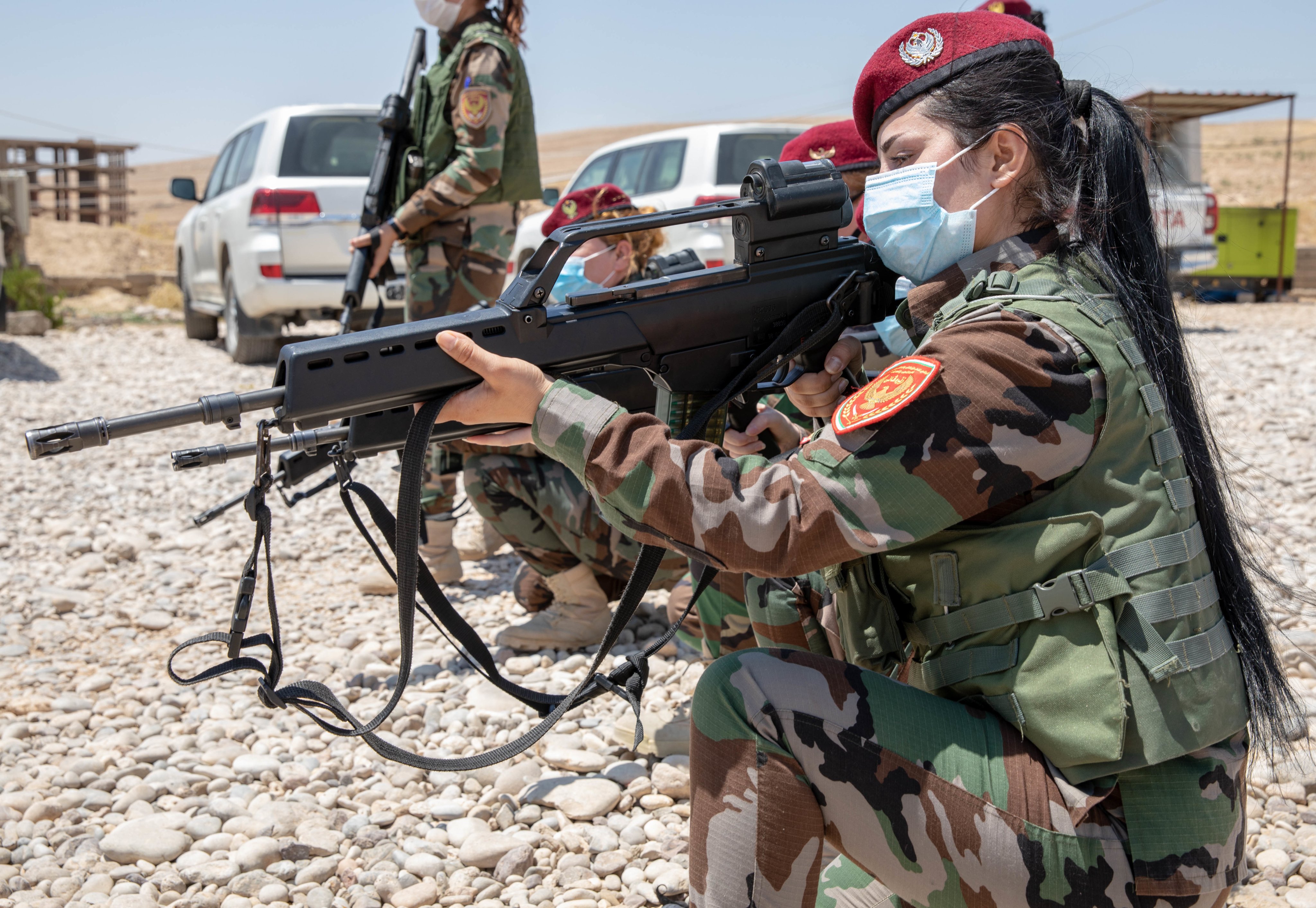 Southwood T Co Xloqqi6n3c ペシュメルガの女性兵士 の人がドイツからもらったg36という超かっこいい鉄砲を持っています T Co K2bijzvbdx Twitter