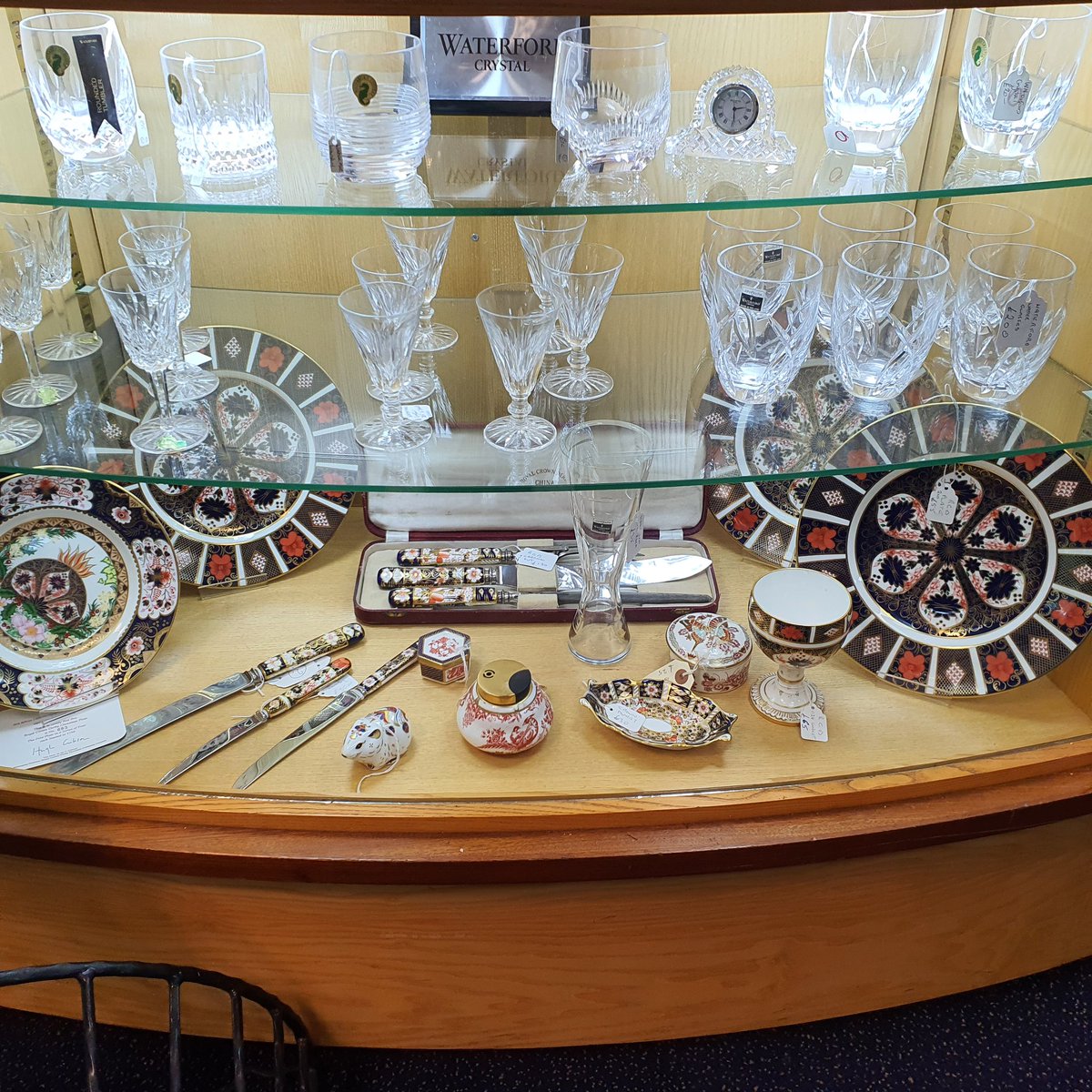 elephantprom's tweet photo. Royal Crown Derby and Waterford crystal 2 of the best #royalcrownderby #waterfordcrystal #pattern1128 #quality #finedinning https://t.co/RLWLKeHa9T