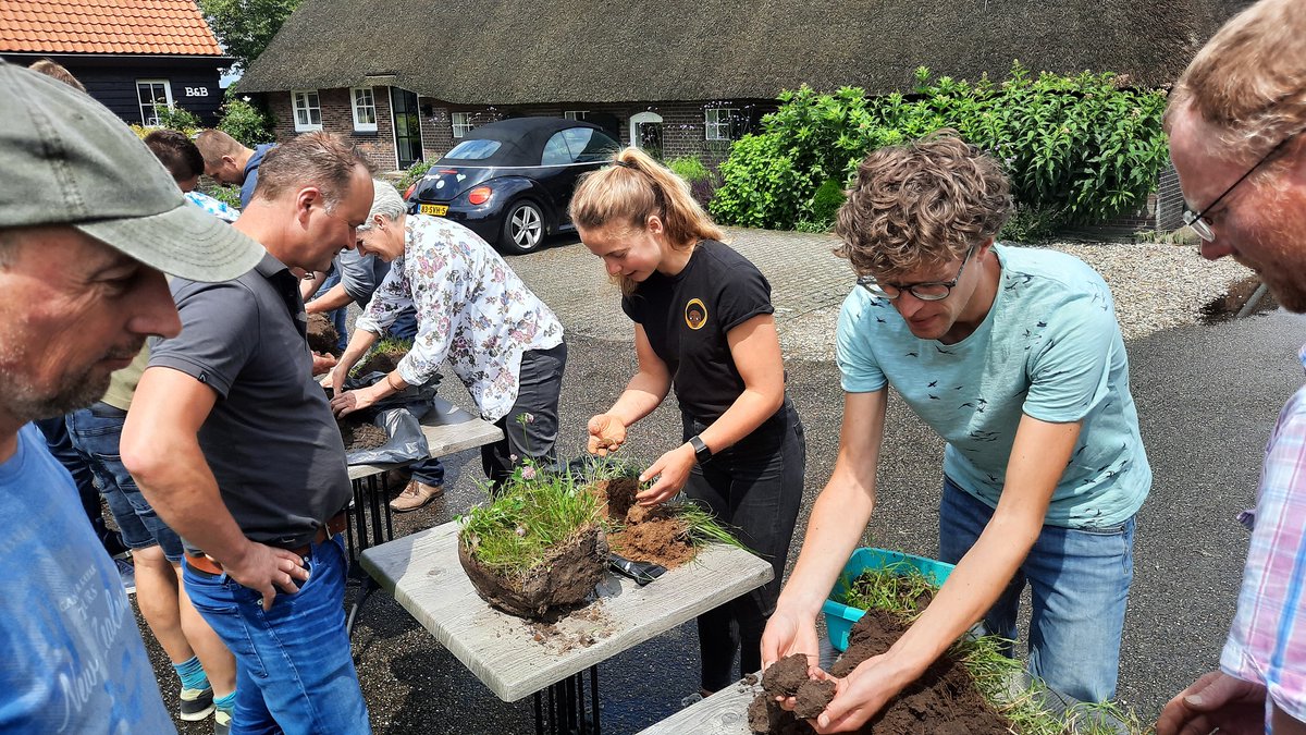 NiL_Overijssel's tweet photo. Onze #cursus #bodem is in volle gang! Deze week alweer de laatste bijeenkomst. In deze cursus leren melkveehouders op zandgrond alles over het verbeteren van de #bodemkwaliteit. Hier een kleine impressie! https://t.co/gVrLTApEaP