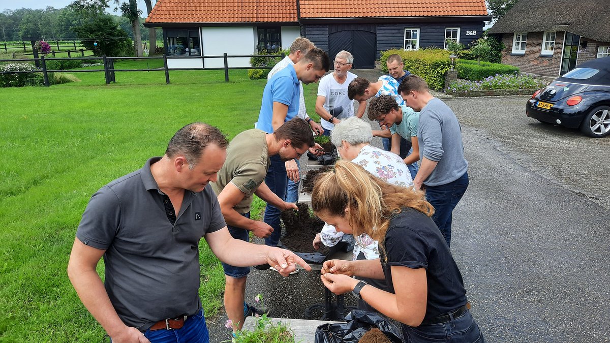 NiL_Overijssel's tweet photo. Onze #cursus #bodem is in volle gang! Deze week alweer de laatste bijeenkomst. In deze cursus leren melkveehouders op zandgrond alles over het verbeteren van de #bodemkwaliteit. Hier een kleine impressie! https://t.co/gVrLTApEaP