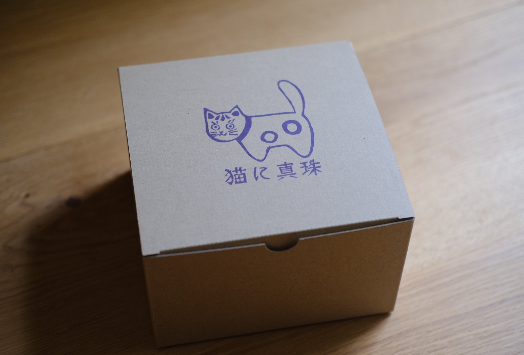 猫に真珠 張り子人形 発送用の小箱には消しゴムはんこを押しています 箱まで可愛い 再利用できないか考えています などメッセージを送ってくださる方もいてとても嬉しいです T Co Nyr8qycgeu Twitter