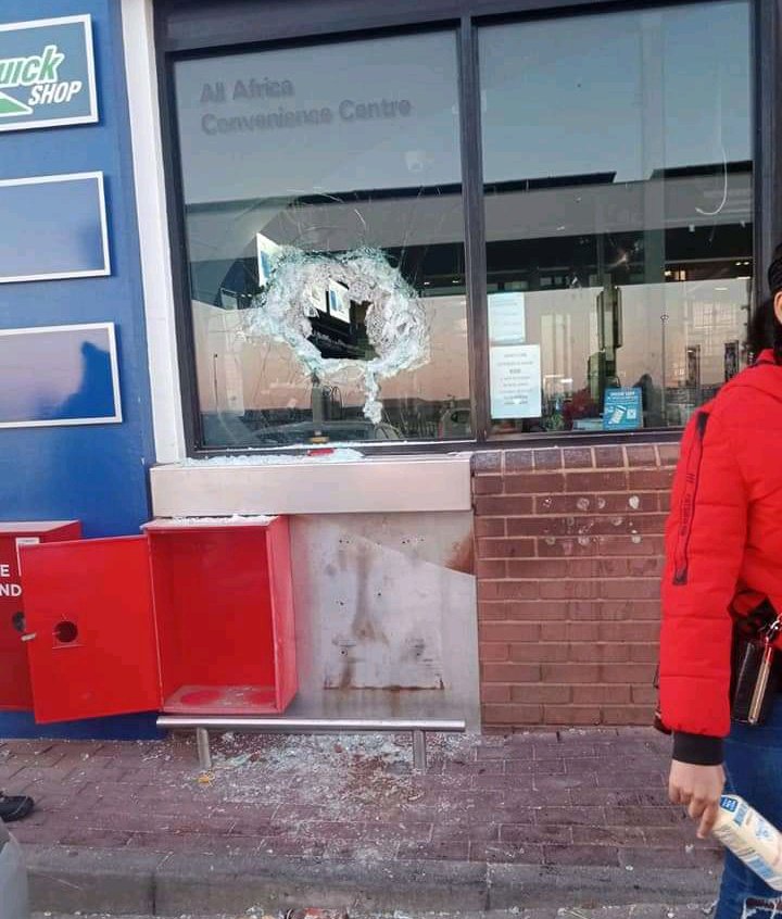 AlexReporterZA's tweet photo. Engen petrol station near the Alex Mall has been looted and vandalized #AlexLooting https://t.co/VUi2gY8cL3