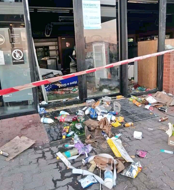 AlexReporterZA's tweet photo. Engen petrol station near the Alex Mall has been looted and vandalized #AlexLooting https://t.co/VUi2gY8cL3