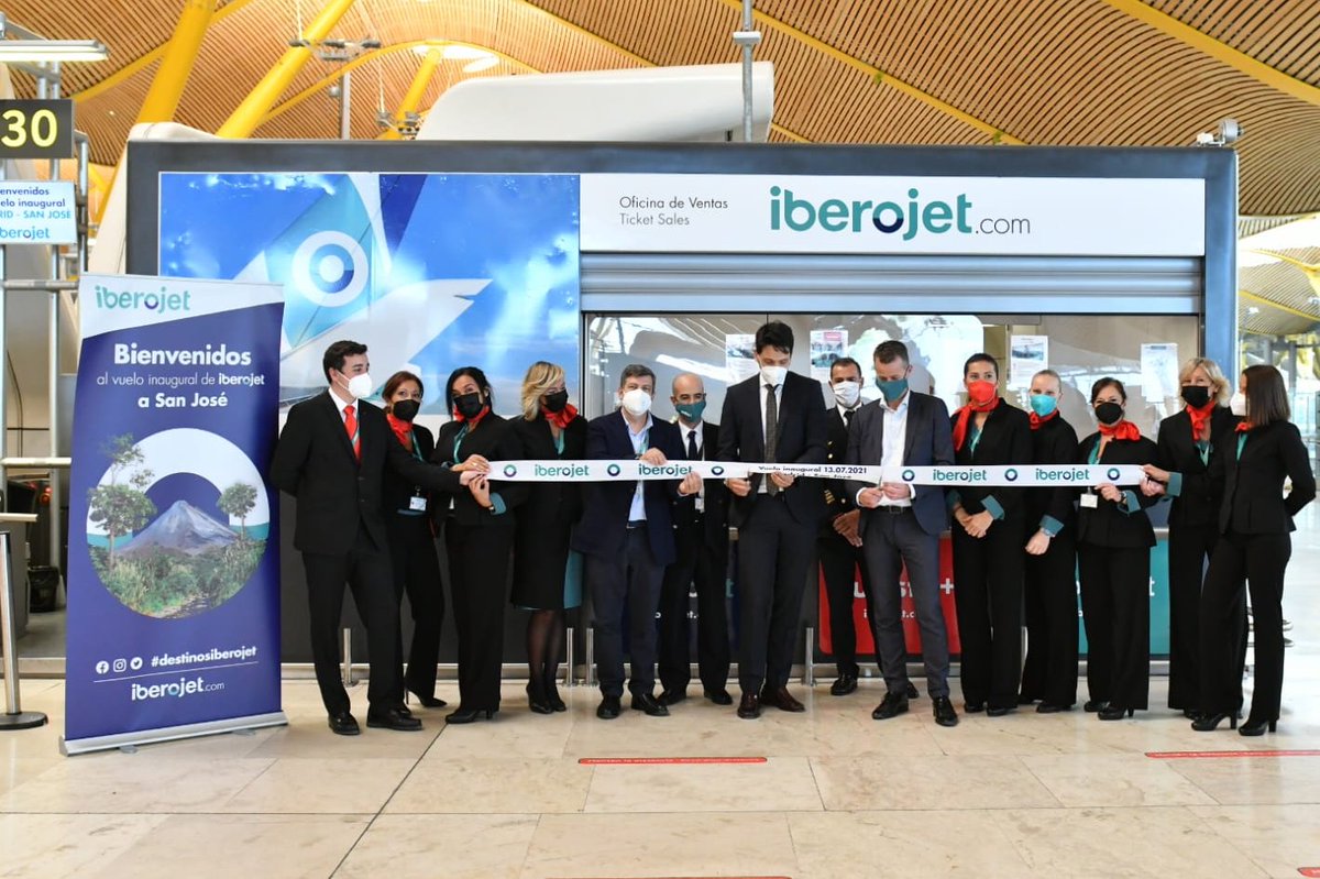 avoristravel's tweet image. Hoy @iberojetair_es inaugura la nueva ruta a #CostaRica. En un acto simbólico junto con autoridades de @aena , el subidirector general de la aerolínea Paul Verghagen ha cortado la cinta acompañado de la tripulación de este primer vuelo.
#SomosÁvoris #destinosiberojet