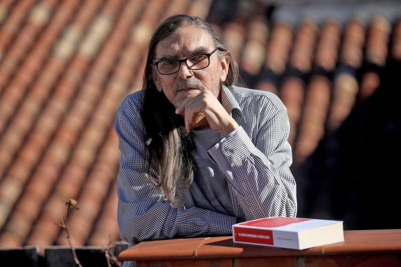 Des de Documents Documenta encara estem assimilant la mort d'en Jordi Cussà. L'any passat vam provar de fer un podcast que mai vam arribar a publicar i el vam anar a veure a casa seva. 
Ab nua testa - Conversa amb Jordi Cussà youtu.be/AFE43o6nha4 via <a href="/YouTube/">YouTube</a>