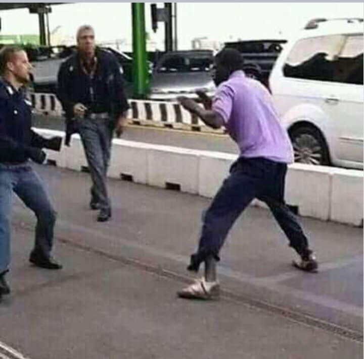 Zenkosi54330356's tweet photo. Lol this country is a comedy series. 😭😂😂

#looting Indians Anele Bheki Cele Jub Jub Mihlali Mall of Africa https://t.co/tC3ud0AMtz