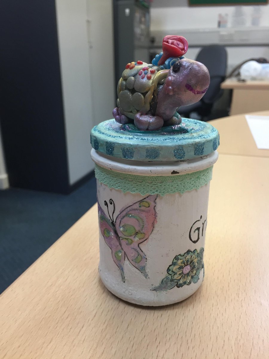 Would you like to make a gratitude jar so that you can look back on all the things that you're grateful for and keep them safe? Our Creative Anxiety group continues every Friday from 12:30-2:30! 🎨