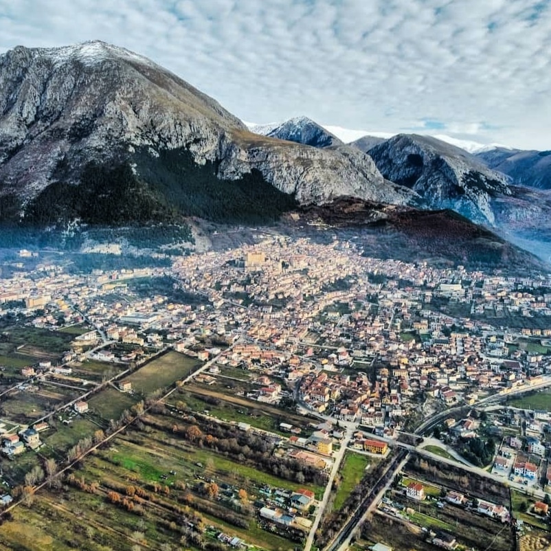 Poco rumore, un po’ di vento...ed il paesaggio nel palmo della mano.
Foto di i.dronegram (#instagram) #abruzzo #italy #italia #beauty #travel <a href="/paesaggiabruzzo/">Paesaggi d'Abruzzo</a> <a href="/Italia/">Italia.it</a> @TgrAbruzzo <a href="/paesionline/">PaesiOnLine</a> <a href="/Rete8News/">Rete8News</a>