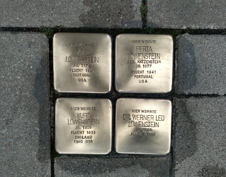 antifacafege's tweet photo. Wir waren am Wochenende zusammen mit Akitvistis von @fridaysfor_GE in #Gelsenkirchen Buer unterwegs und haben Stolpersteine geputzt und Infozettel neben den Steinen aufgehangen.

#nonazisge 
#GegenJedenAntisemitismus https://t.co/CTsBrCYhNN