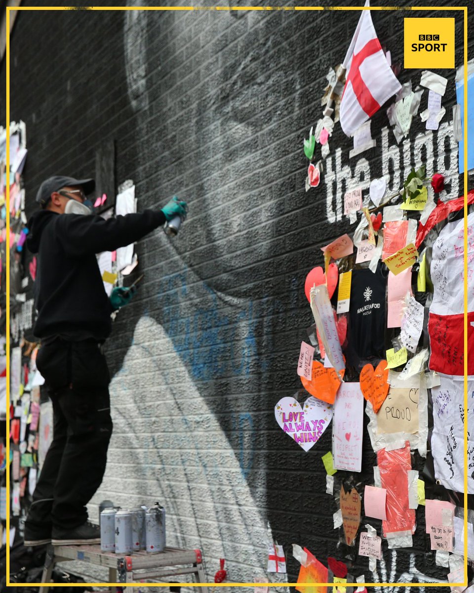 Marcus Rashford's mural in Manchester has been repaired by artist @Akse_P19 and people are continuing to leave messages of support around it ❤

#HateWontWin