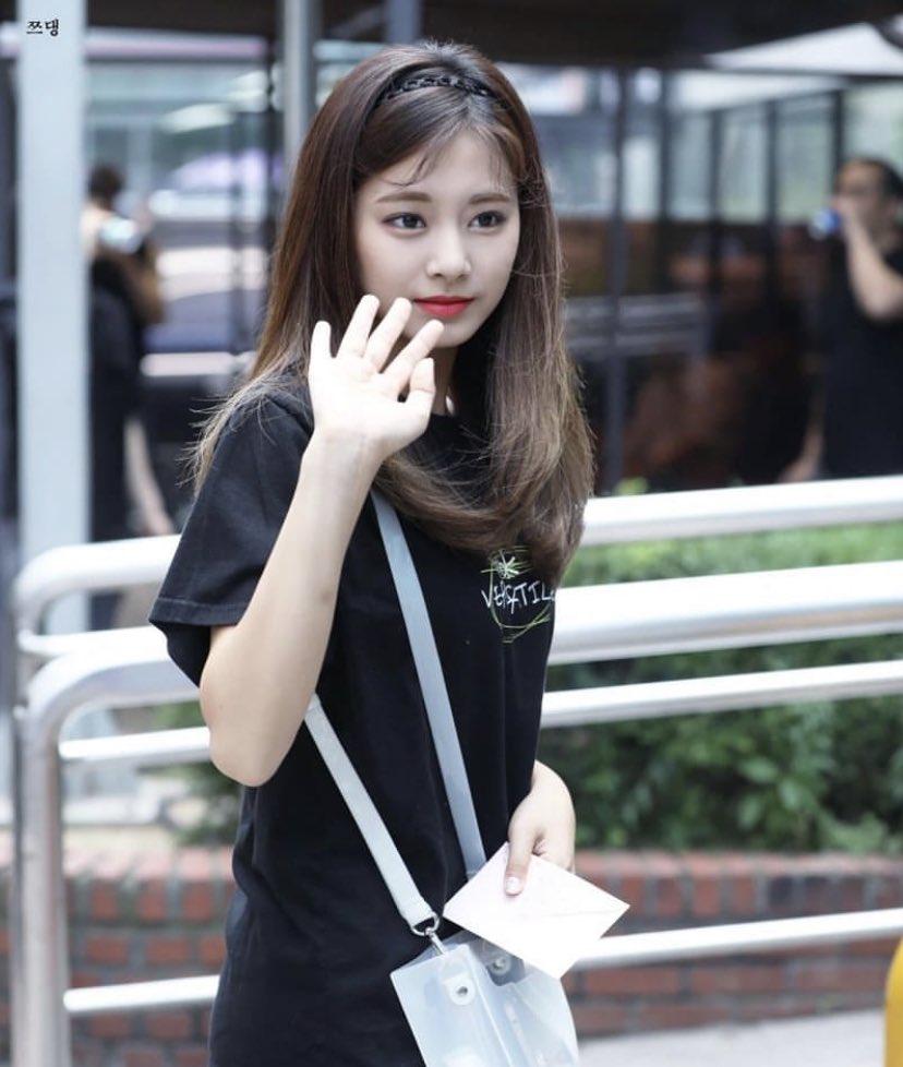 kkurameyon's tweet photo. 1日1TWICE (191日目)
このツウィちゃん可愛いすぎんか…💕
#TWICE  #ツウィ https://t.co/tmGk6llhxc