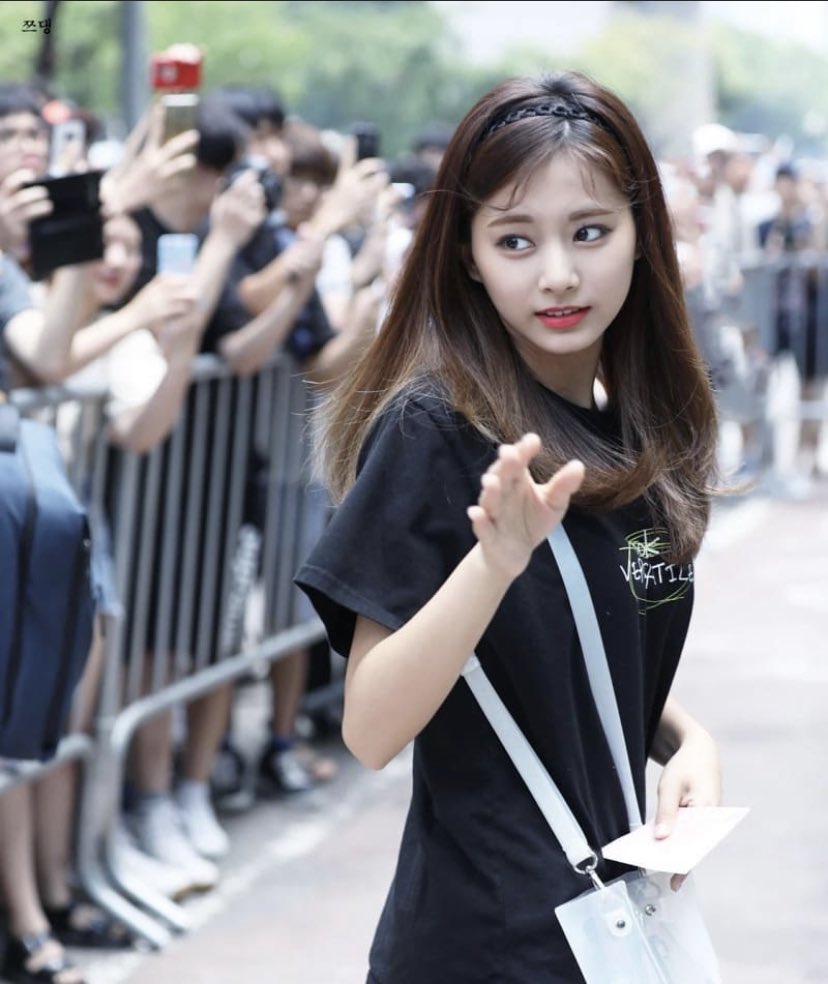 kkurameyon's tweet photo. 1日1TWICE (191日目)
このツウィちゃん可愛いすぎんか…💕
#TWICE  #ツウィ https://t.co/tmGk6llhxc