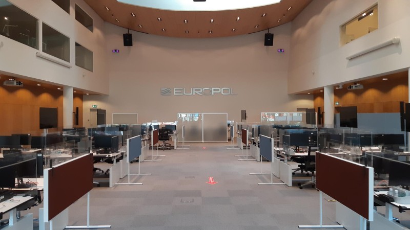 Pol_Ops_Int's tweet photo. Met de afronding van het EK-voetbal schaalt ook het #IPCC af. Hét internationale informatieknooppunt rondom het EK-voetbal werd dit jaar door de Nederlandse politie gecoördineerd. Lees hier meer👉 https://t.co/YIkow5fnlj of bekijk de video van @PolitieJW 👉https://t.co/Ul1URIb4UR https://t.co/bZphlH4ia6