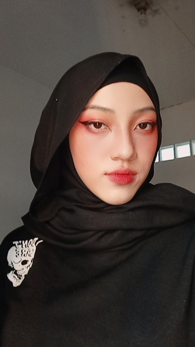 olipelopelope's tweet photo. somehow kinda feel pretty.
being narcissistic on twitter cuz tbh im scared to post it on insta https://t.co/y6wegcQg9O