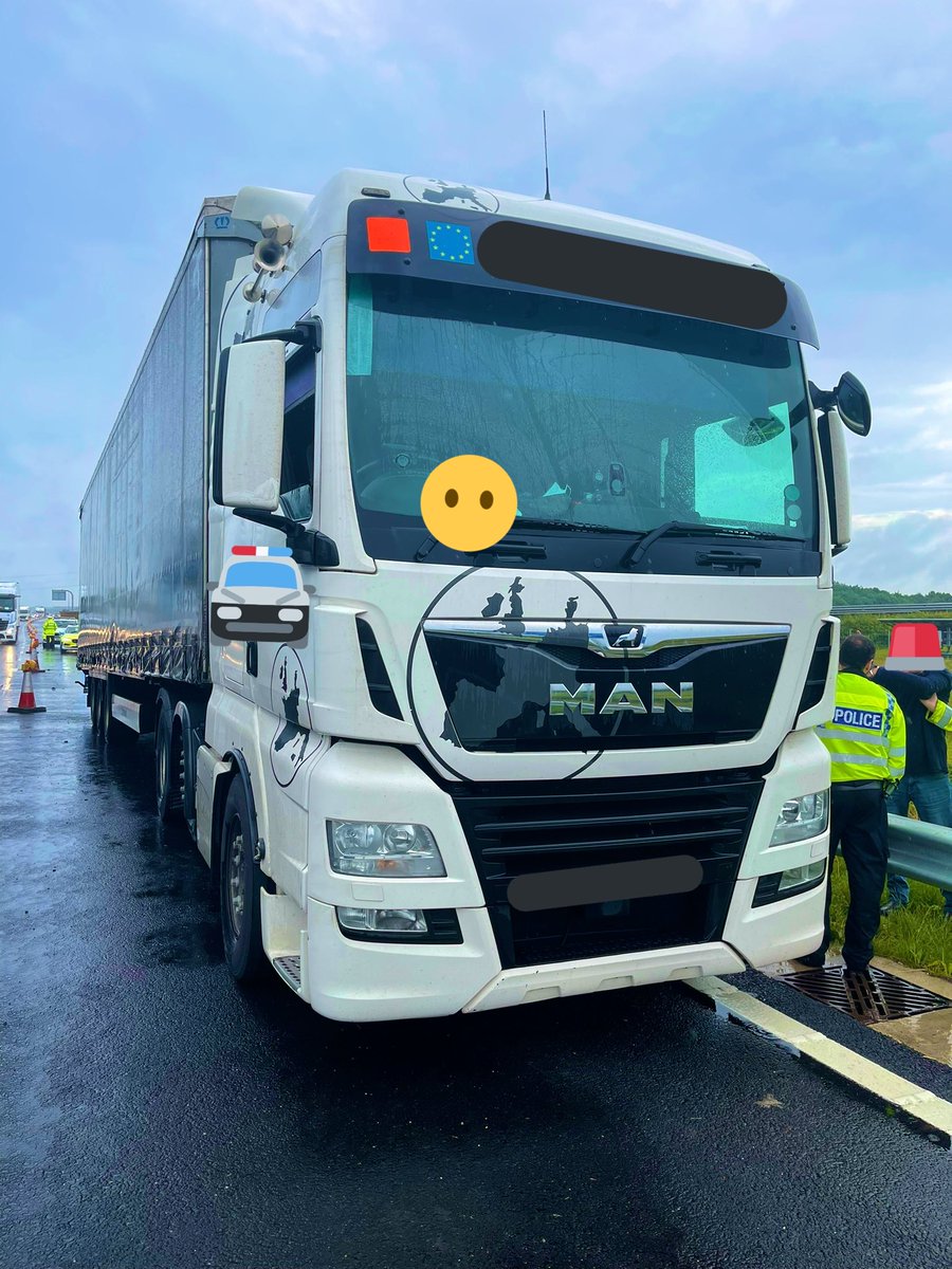 Firesnapper999's tweet image. Time for LGVs be fitted with breathalyser ignition locks? Another "Professional" driver caught by @tvprp. Also as a minimum, time for #LifeBan if an individual takes a behemoth of potential carnage on the road whilst intoxicated?? 🤔 Well done to citizens calling in👍 #Fatal5