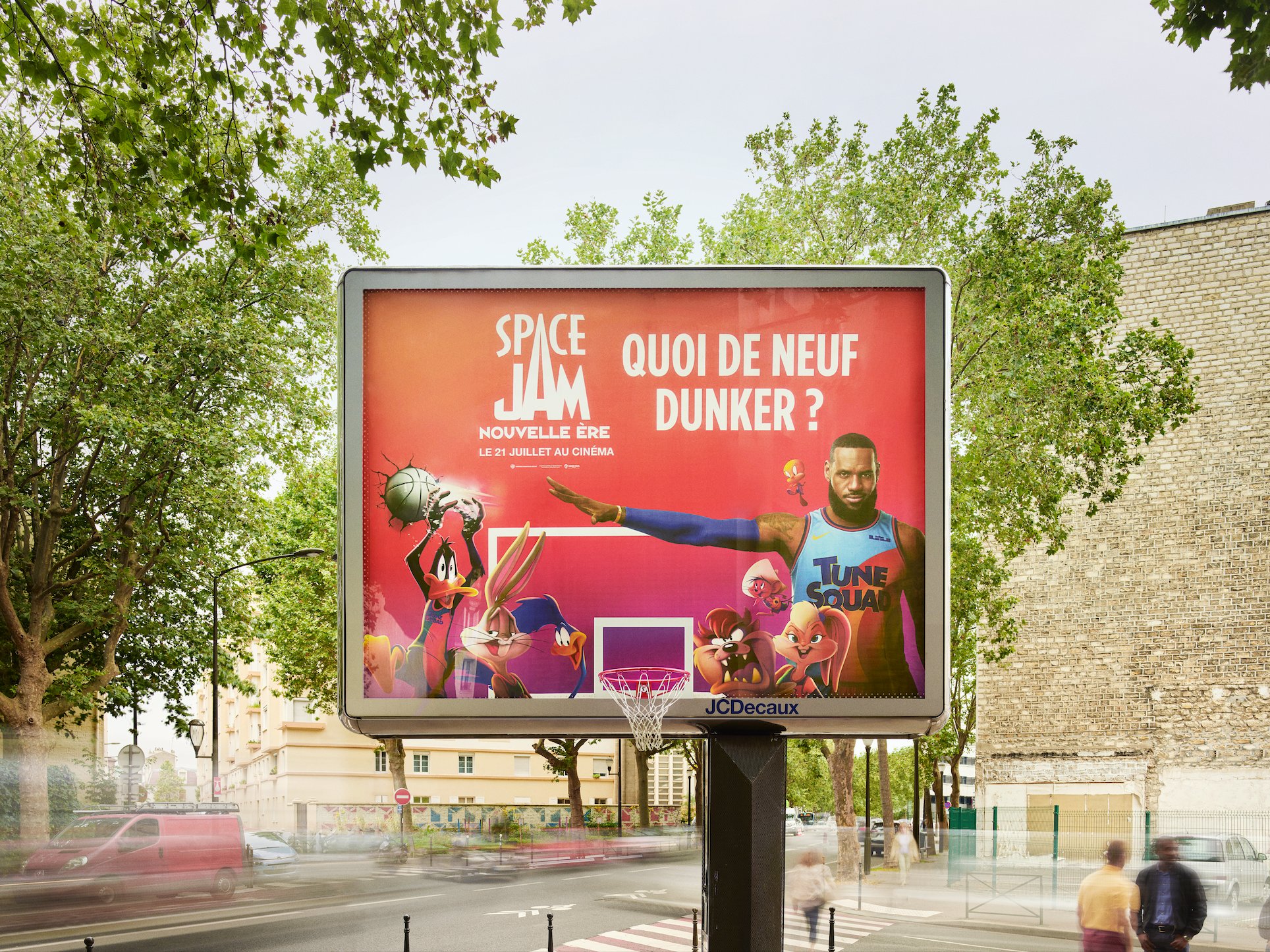 Warner Bros France Quoi De Neuf Dunker Pour S Echauffer Avant La Sortie De Spacejam Nouvelle Ere Le 21 Juillet Au Cinema Des Panneaux Publicitaires Ont Ete Transformes