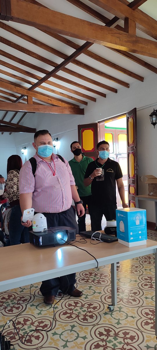 AulasAmigas's tweet photo. Hoy comenzamos nuestro proceso de formación en TIC a docentes de la Alcaldía de @elretiroant , donde los profes llevarán innovación y tecnología a sus estudiantes 🤩 En este primer encuentro los docentes tuvieron un acercamiento con @tomidigital y el uso de la herramienta. https://t.co/aiMwIYYVyV