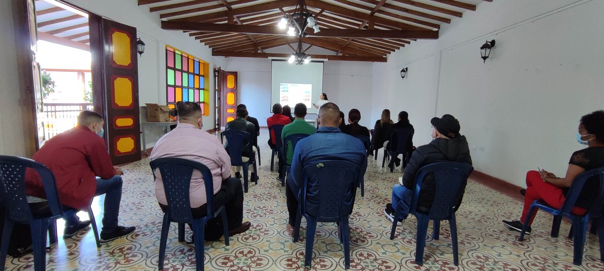 AulasAmigas's tweet photo. Hoy comenzamos nuestro proceso de formación en TIC a docentes de la Alcaldía de @elretiroant , donde los profes llevarán innovación y tecnología a sus estudiantes 🤩 En este primer encuentro los docentes tuvieron un acercamiento con @tomidigital y el uso de la herramienta. https://t.co/aiMwIYYVyV