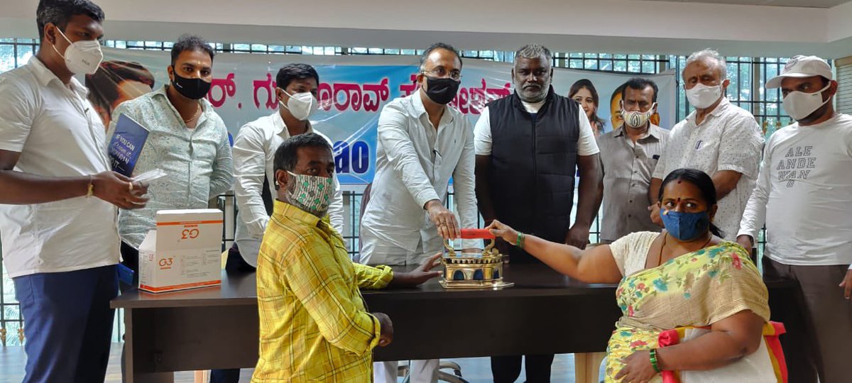 dineshgrao's tweet photo. ಮತಕ್ಷೇತ್ರದಲ್ಲಿ ನಮ್ಮ @rgrfoundation ವತಿಯಿಂದ ವಿವಿಧ ವರ್ಗಗಳಿಗೆ ನೆರವು ನೀಡುವ ಕಾರ್ಯ ನಡೆಸುತ್ತಿದೆ.
ಈ ದಿನ ಆಟೋ ಚಾಲಕರಿಗೆ ಸಮವಸ್ತ್ರ ಮತ್ತು ಕೆಲವು ನಿವಾಸಿಗಳಿಗೆ ಔಷಧ, ಮಾಸ್ಕ್ ಹಾಗೂ ಸ್ವಂತ ಕಸುಬು ನಡೆಸಲು ಸಹಾಯವಾಗುವಂತೆ ಇಸ್ತ್ರಿ ಪೆಟ್ಟಿಗೆಗಳನ್ನು ಸಹ ವಿತರಿಸಿದೆನು. https://t.co/zwAX7xeMhV