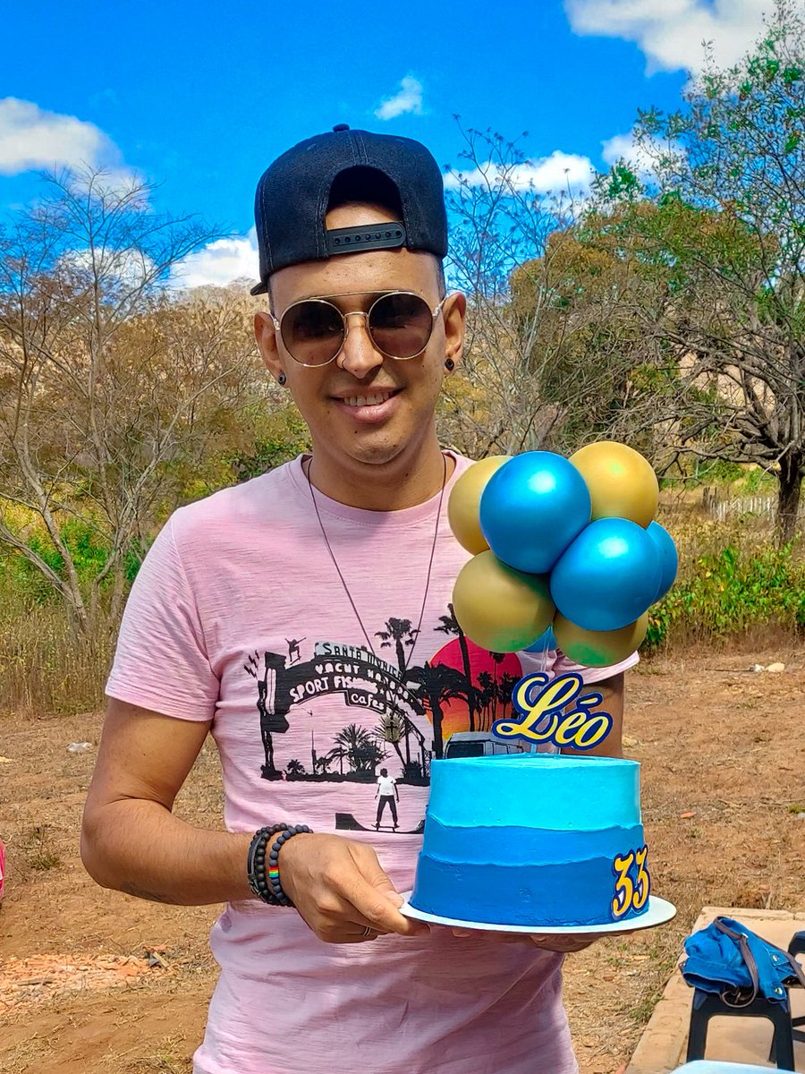 leosoares37_leo's tweet photo. Hoje só tenho a agradecer a Deus por mais um ano de vida, com saúde e de ter me protegido até aqui. Agradecer pelas pessoas boas que ele colocou no meu caminho. E que no ano que vem possamos comemorar de novo, com família, amigos... gratidão 🙏🏼❤️ #VivaLeo #LeoFez33 https://t.co/b41GK1T9Cz