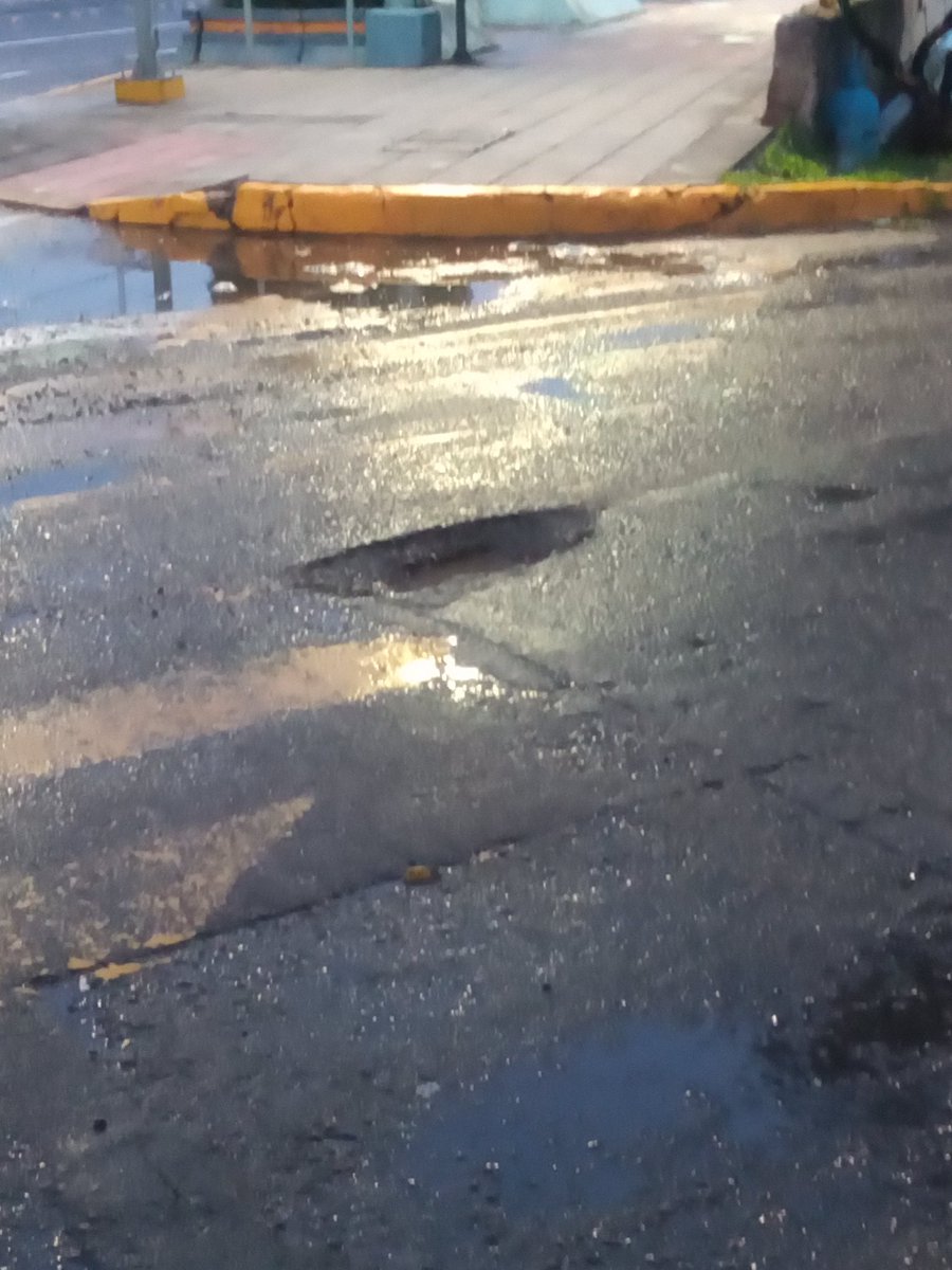 HaCony's tweet photo. @DGOP_Leon @municipio_leon 
Si antes de que se complique la situación arreglan esto?
Malecón y López Mateos
@durbanoleon https://t.co/PM33bX9jHa