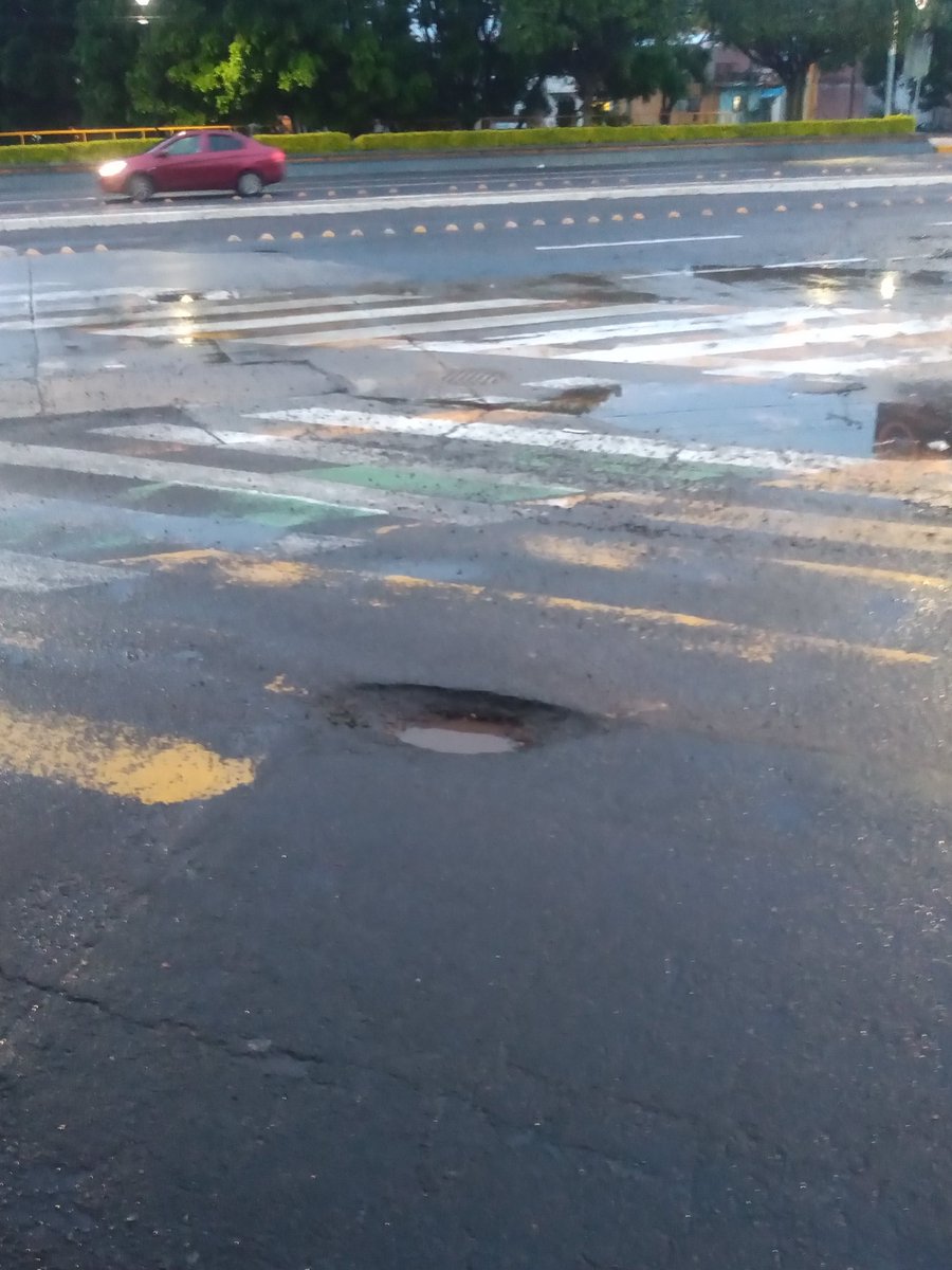 HaCony's tweet photo. @DGOP_Leon @municipio_leon 
Si antes de que se complique la situación arreglan esto?
Malecón y López Mateos
@durbanoleon https://t.co/PM33bX9jHa