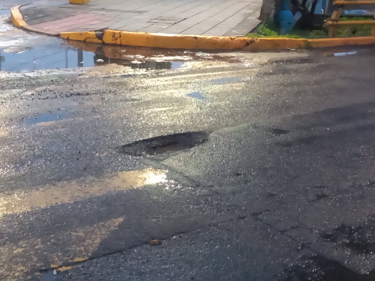 HaCony's tweet photo. @DGOP_Leon @municipio_leon 
Si antes de que se complique la situación arreglan esto?
Malecón y López Mateos
@durbanoleon https://t.co/PM33bX9jHa