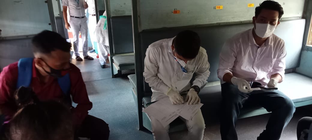 RailMinIndia's tweet photo. Vaccination on wheels! 

Railway employees are working round the clock to keep wheels of economy moving. 
To vaccinate our employees &amp; beneficiaries posted in far flung areas of Dima Hasao, Assam a 'Vaccination On Wheel' train was run with health care team &amp; Doctors on board. https://t.co/gxneIr7qwH