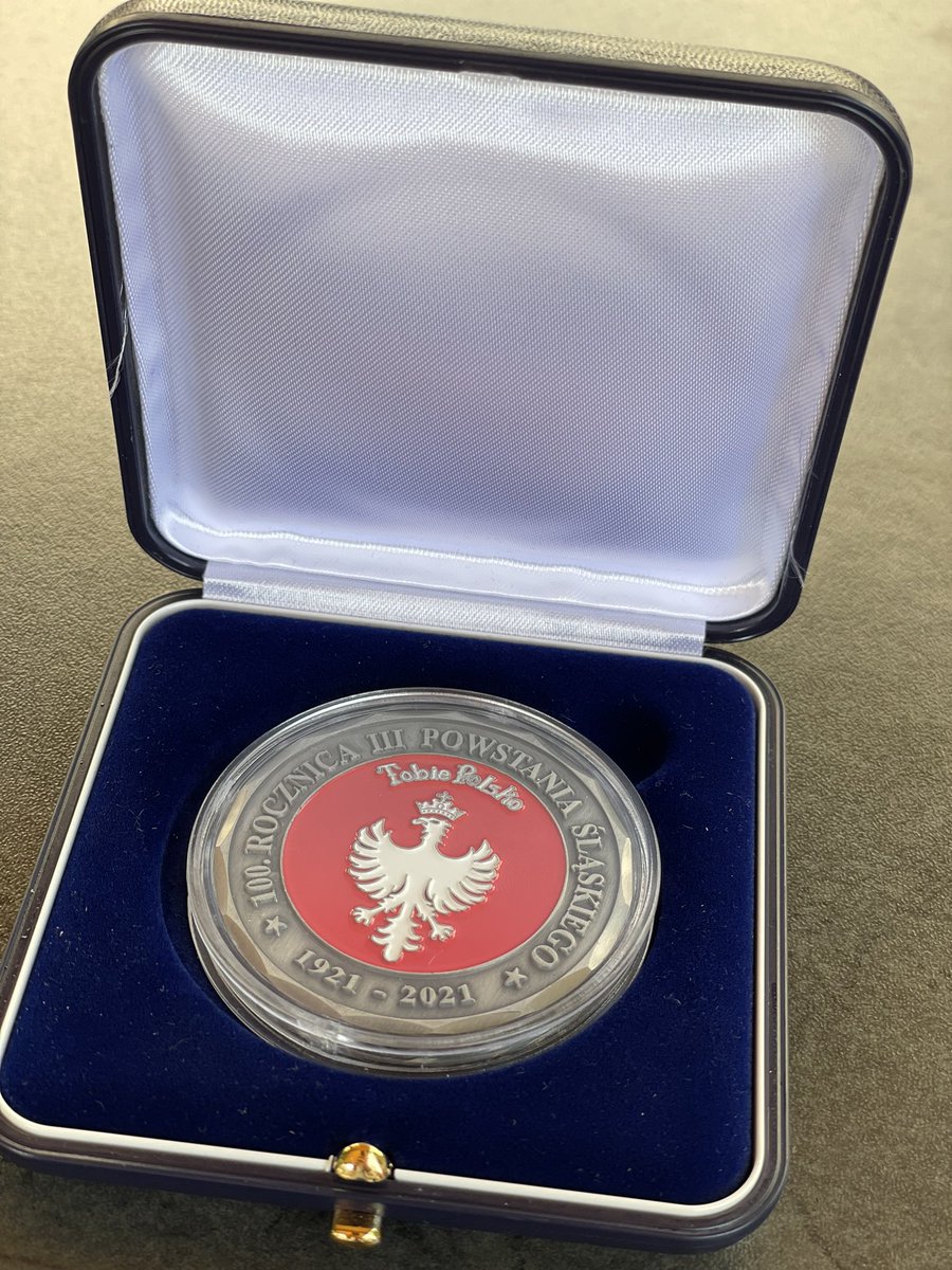 MichalekJanusz's tweet photo. Dzisiaj otrzymałem od Pana Ministra @MarcinOciepa @MON_GOV_PL piękny Medal💥🇵🇱 jak również rozmawialiśmy o tym, że @KatowickaSSE ma jako jedyna #SSE Natowski Kod Podmiotu Gospodarki Narodowej #NCAGE umożli. działalność gospodarcza związana jest z asortymentem wyrobów obronnych! https://t.co/8fCLukaGdt