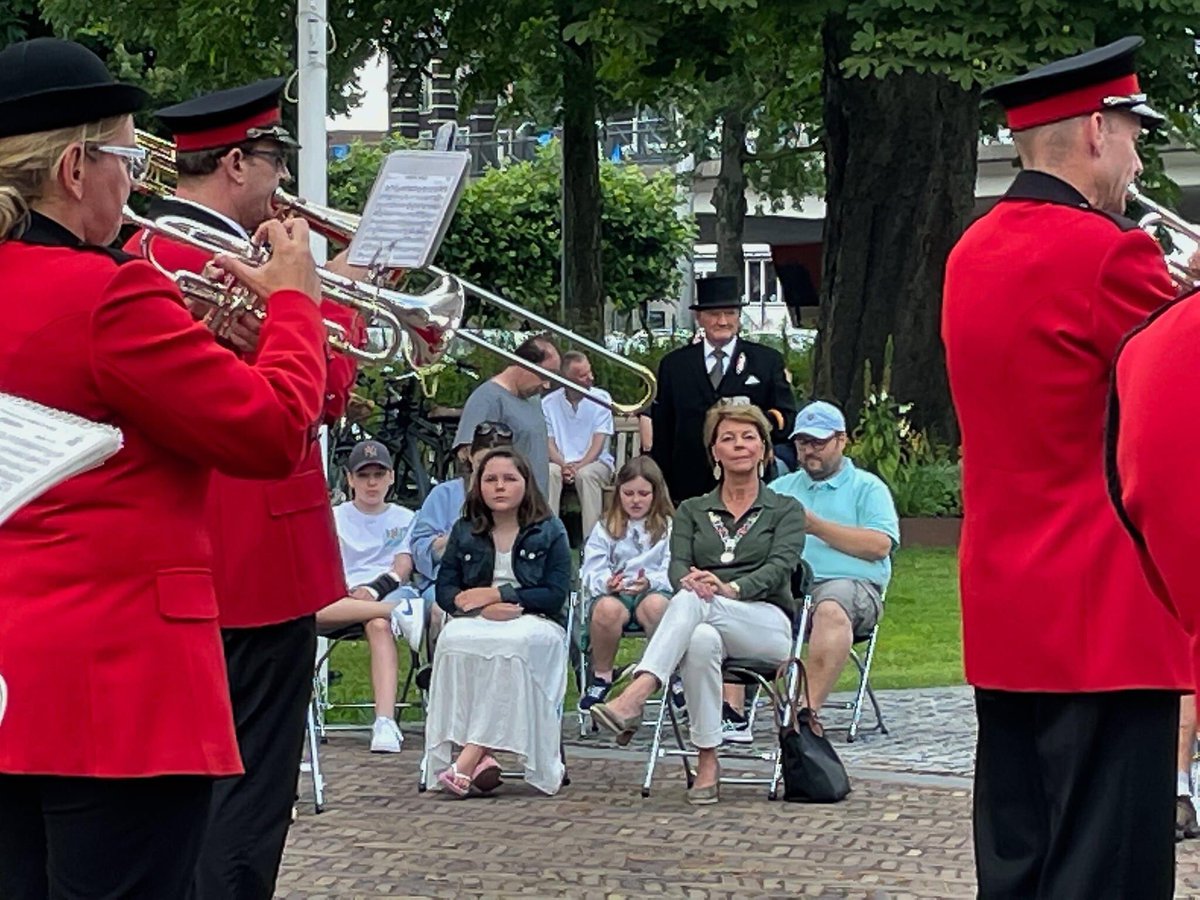 🎶 𝑾𝑨𝑻 𝑬𝑬𝑵 𝑷𝑹𝑨𝑪𝑯𝑻𝑰𝑮𝑬 𝑫𝑨𝑮 🎶
Wat in april begon als een klein hersenspinseltje van onze PR-commissie, leidde afgelopen zondag tot een prachtige 'Wie gun jij een serenade?'-actiedag. Hierbij een korte impressie.