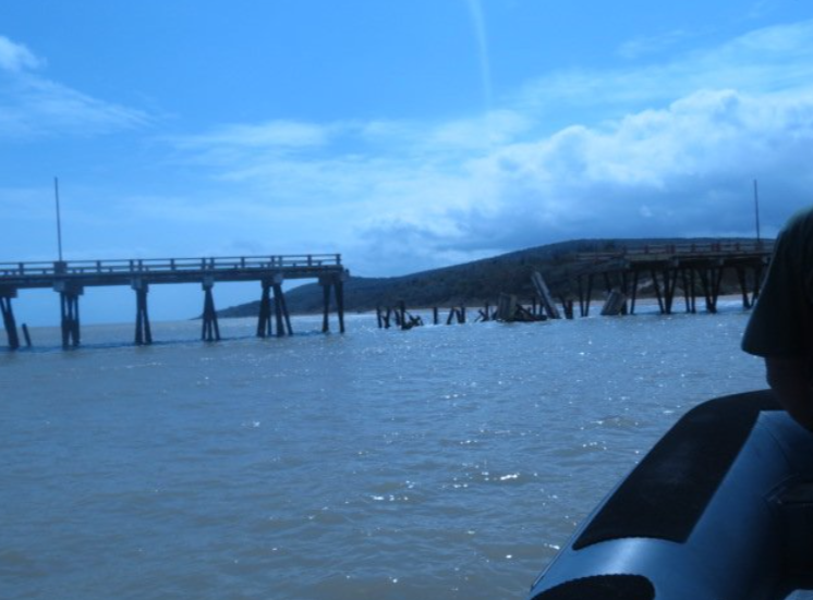 Watcher_Ven's tweet photo. Falcón: Muelle internacional El Muaco, se cayó en el año 2017 por falta de mantenimiento. Punto de comunicación y comercio de la Vela de Coro con Aruba y Curazao. Ya pasaron 4 años y nada que lo reparan. / Otra obra del chavismo. https://t.co/gfK6ucCBar