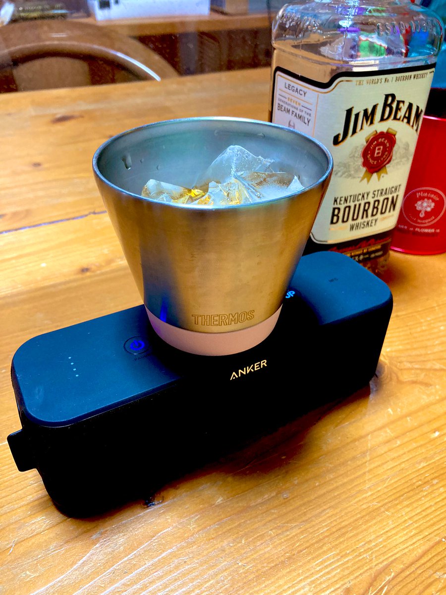 luna_ritsuki's tweet photo. ジャズを聴きながらロックを一献、、、その前に缶チューハイ2本空けてるけど。
#jimbeam
#anker
#soundcoreboost https://t.co/AonR0LIhE8