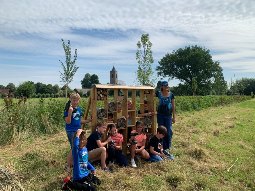 Molenlanden_Gem's tweet photo. Leerlingen uit groep 4 van OBS Klim-op! en groep 7 van CBS Samen op weg in Hoornaar hebben maandag twee insectenhotels ingericht in Ecotuin Lutjeswaard. Na een gastles over natuur en biodiversiteit gingen ze aan de slag. Hele artikel: https://t.co/3Dv6oHwEan #hoornaar #ecotuin https://t.co/6ZhZyKmMP3