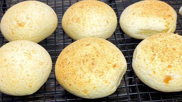 P_Cultural's tweet image. &quot;En el libro &quot;América Equinoccial&quot; de Edouard André (1894). se habla del camino que existía entre Dagua y Calí, y una hacienda llamada &quot;El Bono&quot; donde se preparó por primera vez el &quot;pan de bono&quot;.

Historia y orígenes del #pandebono: panoramacultural.com.co/gastronomia/81… #Colombia @TwiterosCali